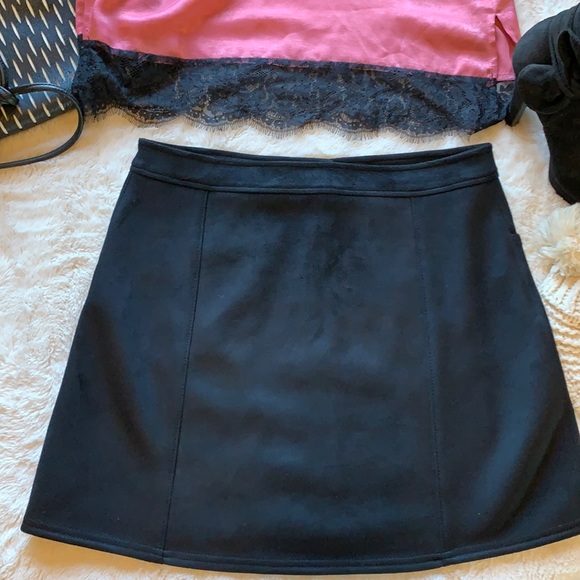 Express Black Faux Suede Snap Button Skirt NEW - Picture 3 of 4